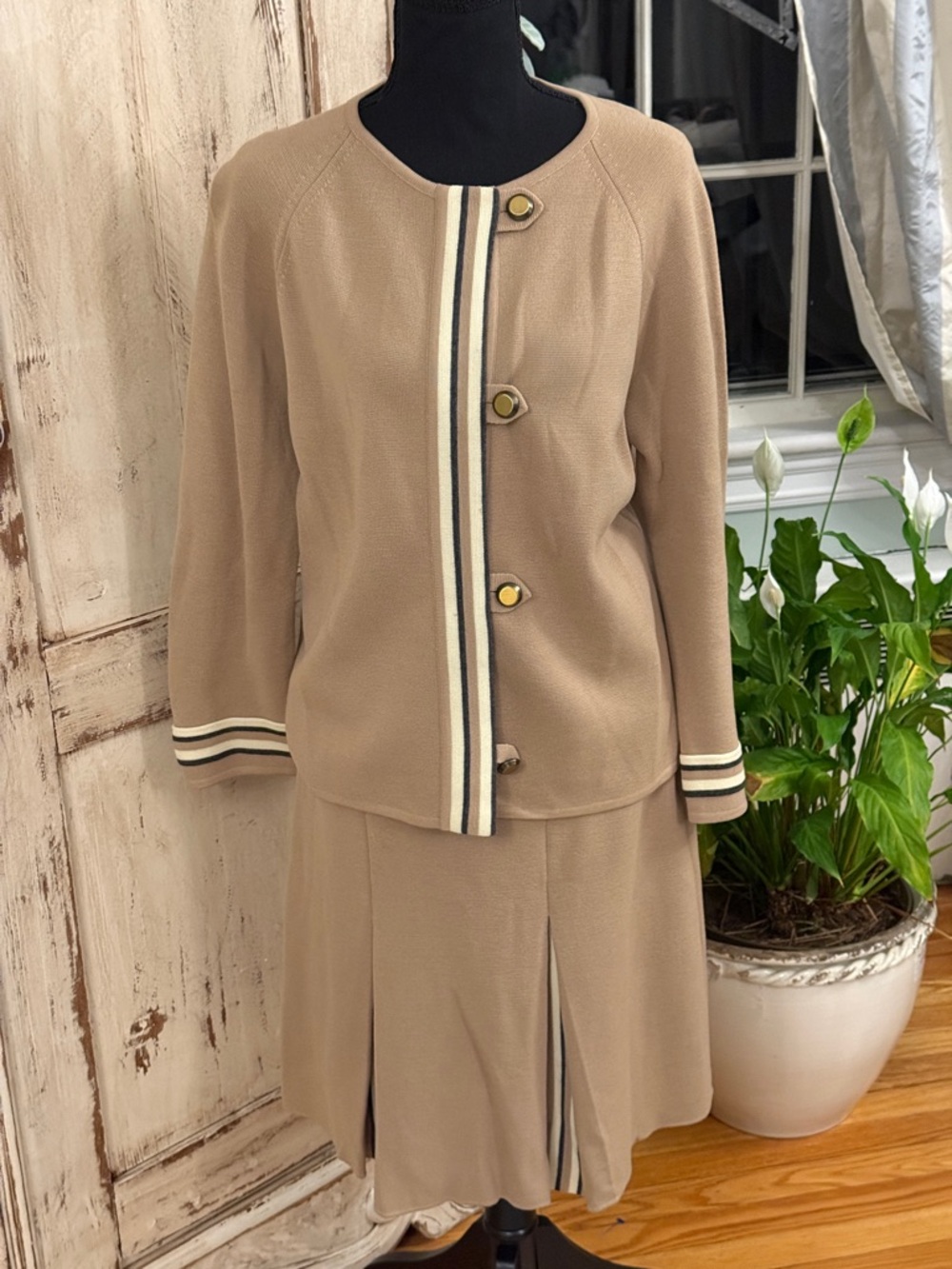 Vintage 100% Wool 2 piece knit jacket and skirt set. Size 14. Made in Hong Kong
